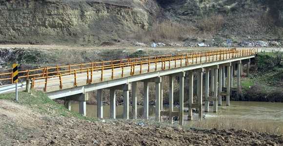 Die alte Brücke über den Fluss Angitis in der Lage Karnaza