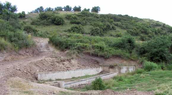 Viehtraenke bei Kryoneri , ca. 1 km ausserhalb von Draviskos