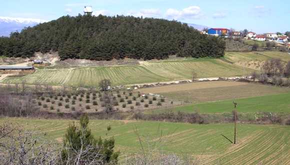 Blick auf die Anhoehe "Charman - Geri" und den Wasserturm des Dorfes Draviskos