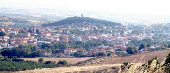 Blick von der Erhebung Goriani auf das Dorf Draviskos
